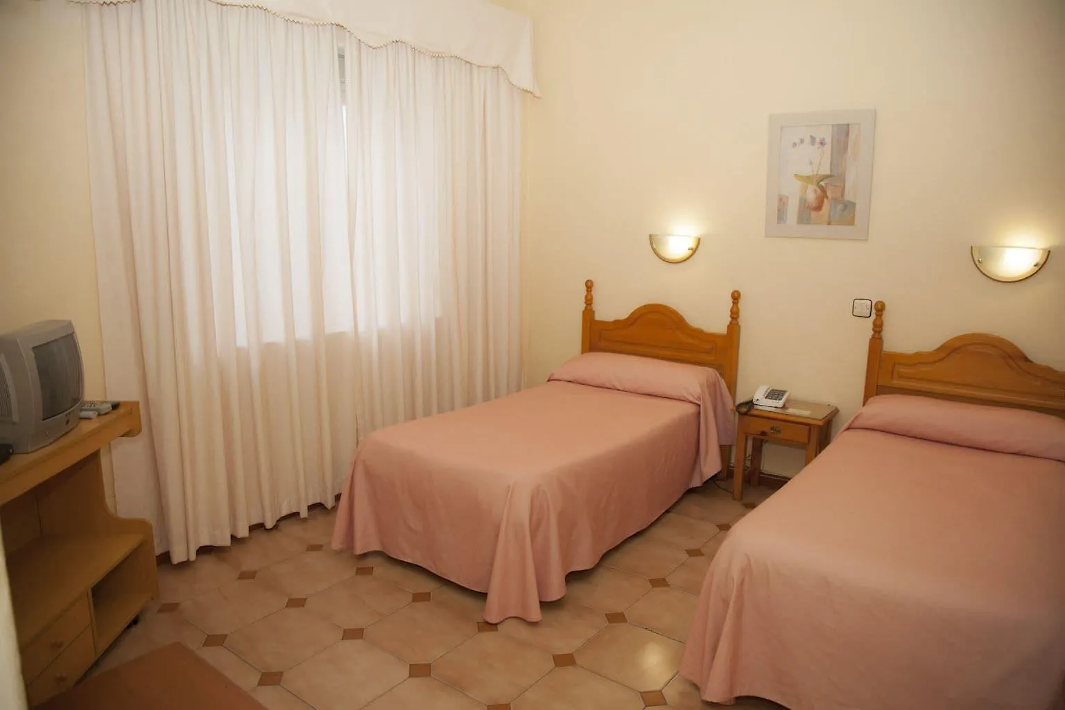 ゲストハウス Hostal Paris La Línea de la Concepción
