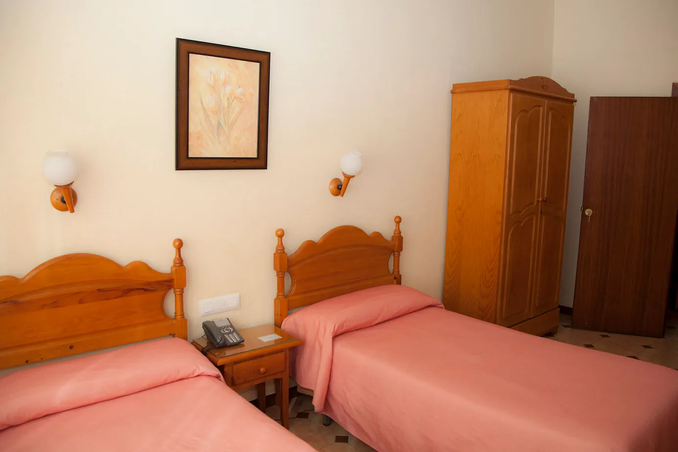 Hostal Paris La Línea de la Concepción ゲストハウス