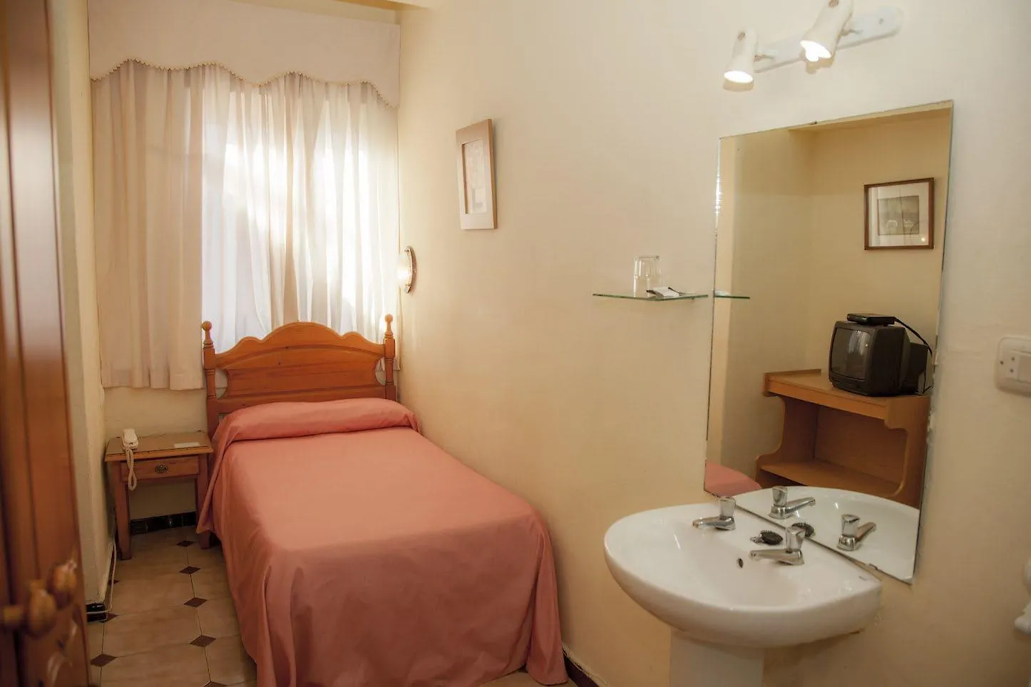 Guest house Hostal Paris La Linea de la Concepcion