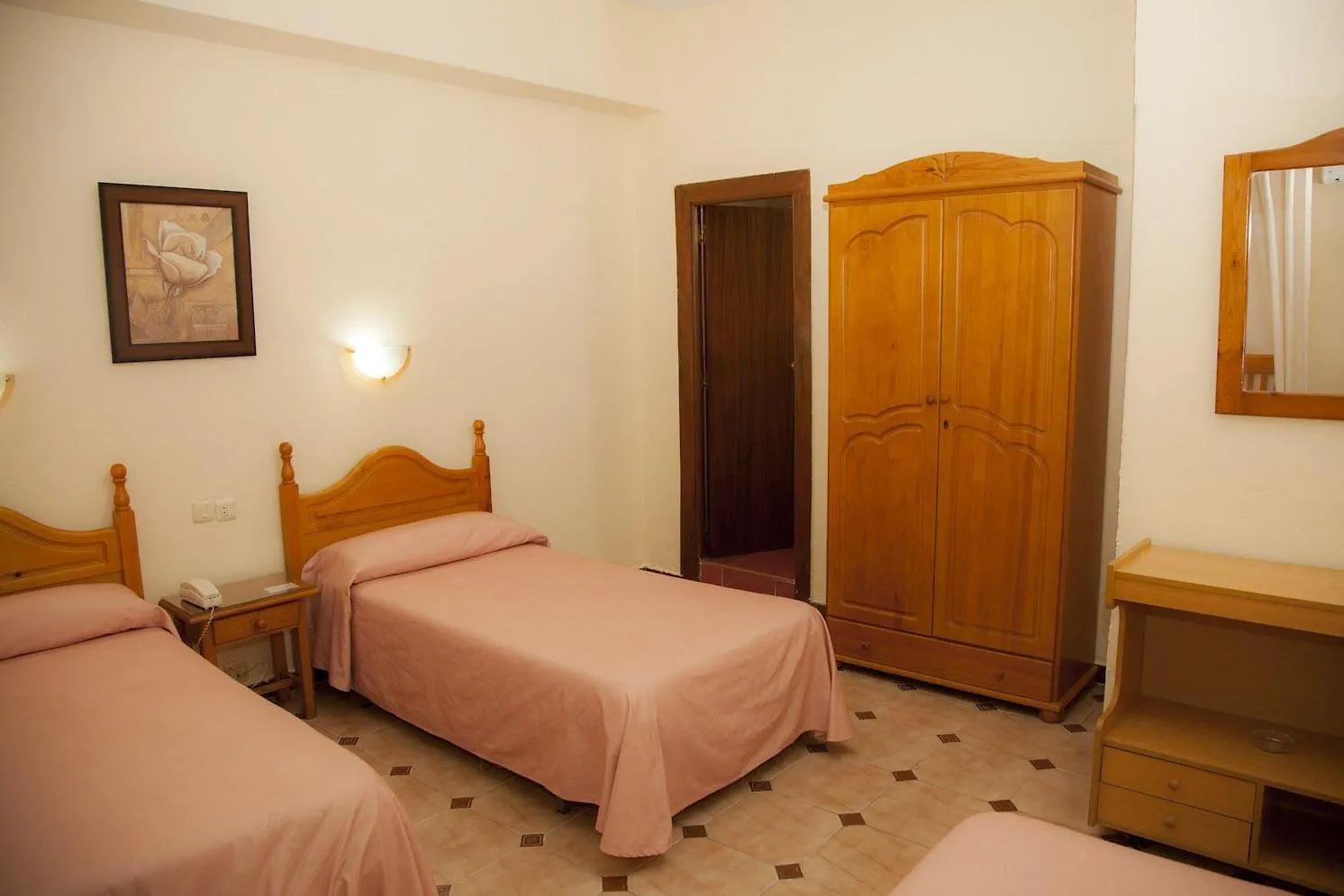 Hostal Paris La Linea de la Concepcion Guest house