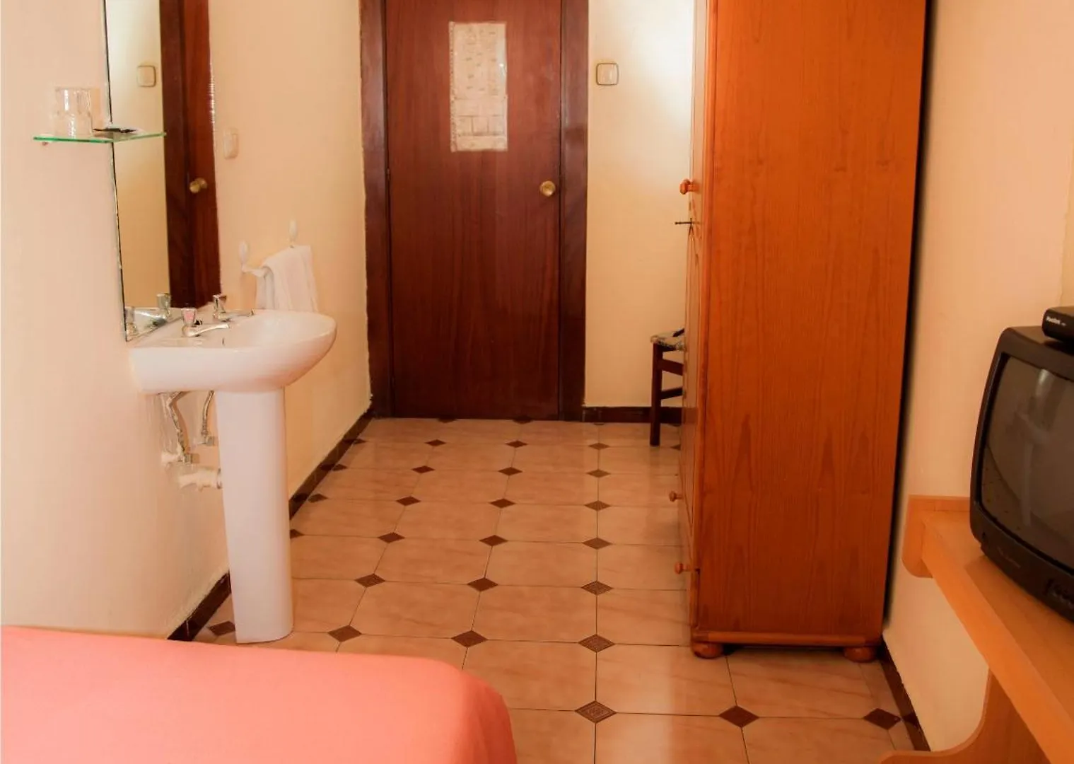 Guest house Hostal Paris La Linea de la Concepcion Spain
