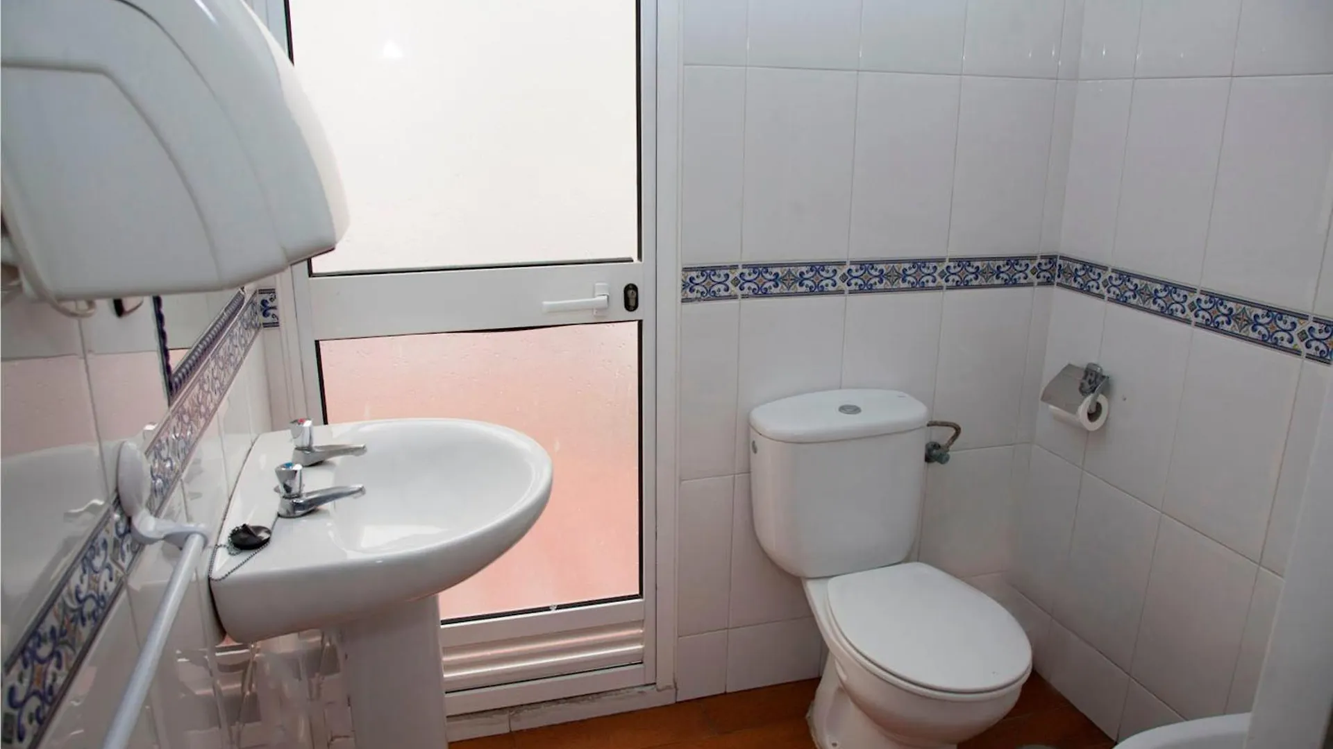 Hostal Paris La Linea de la Concepcion Guest house